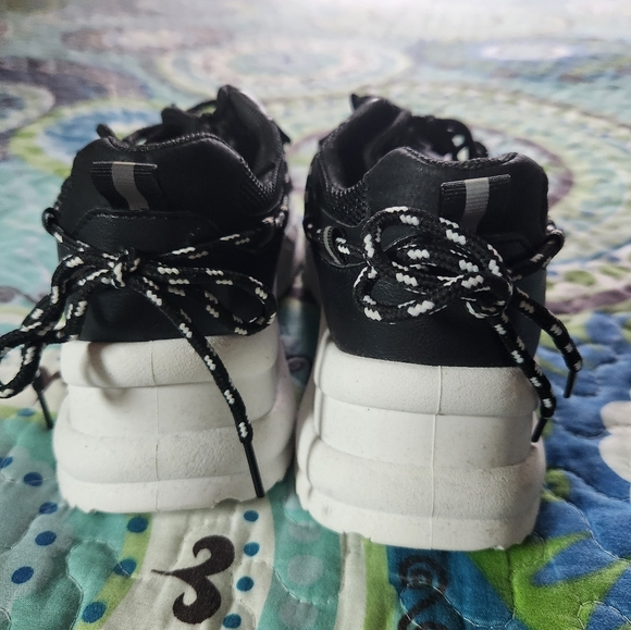 Nwot womens sneakers - Picture 2 of 6